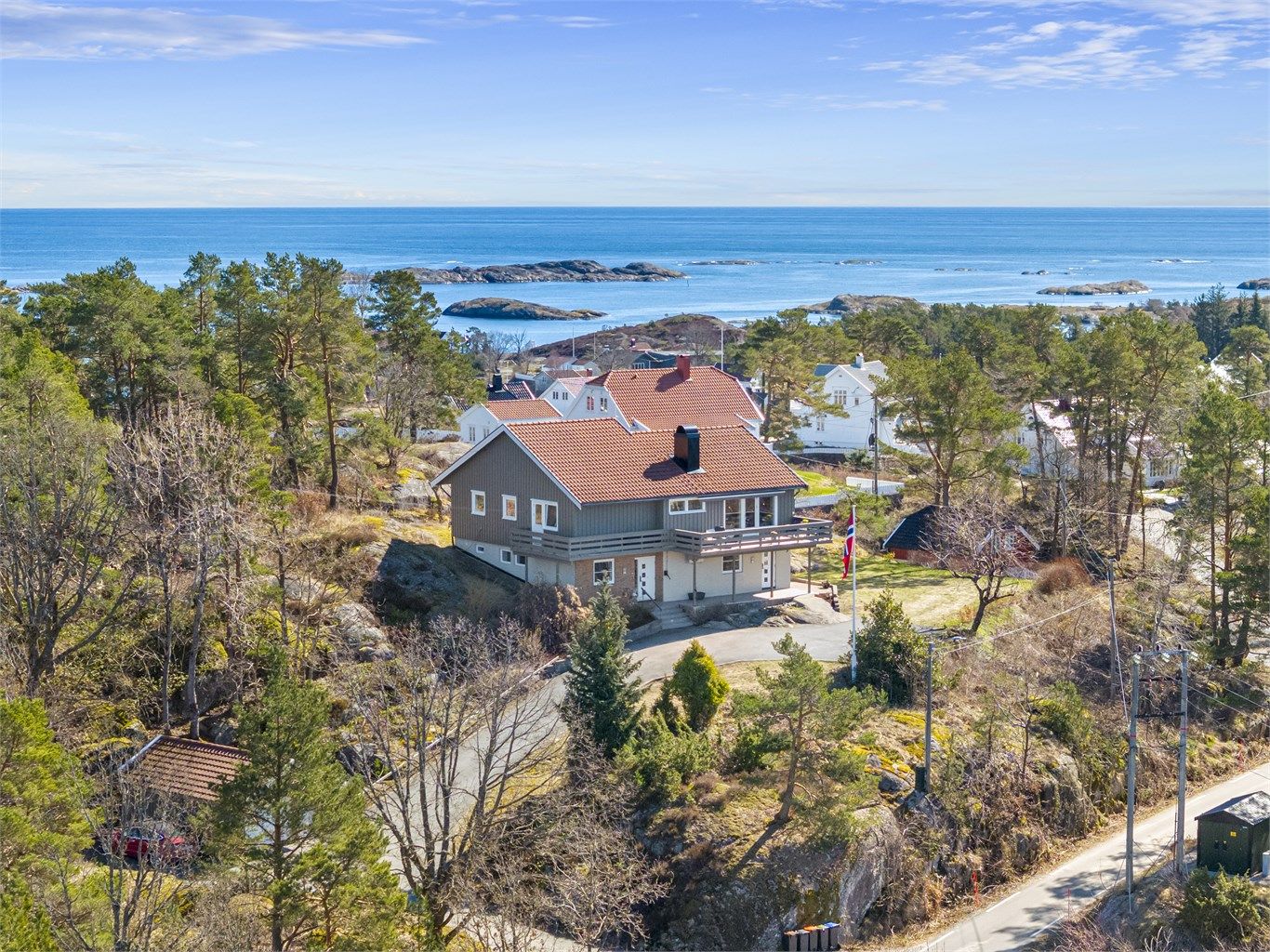 Med sin beliggenhet i Kilsund har man nærhet til sjøen og et rolig nabolag, som er vurdert som svært trygt. Dagligvarehandel hos Matkroken Kilsund er kun en 5-minutters kjøretur unna.