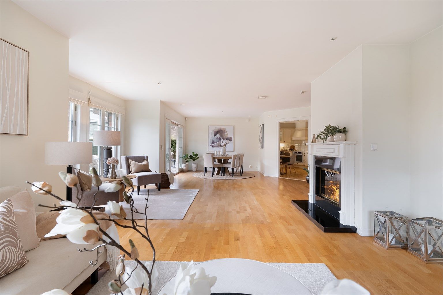 I stuen er det også en herlig peisovn - perfekt for kalde vinterkvelder.