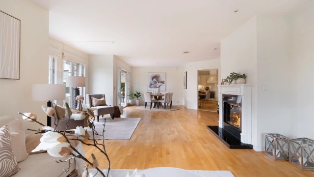 I stuen er det også en herlig peisovn - perfekt for kalde vinterkvelder.