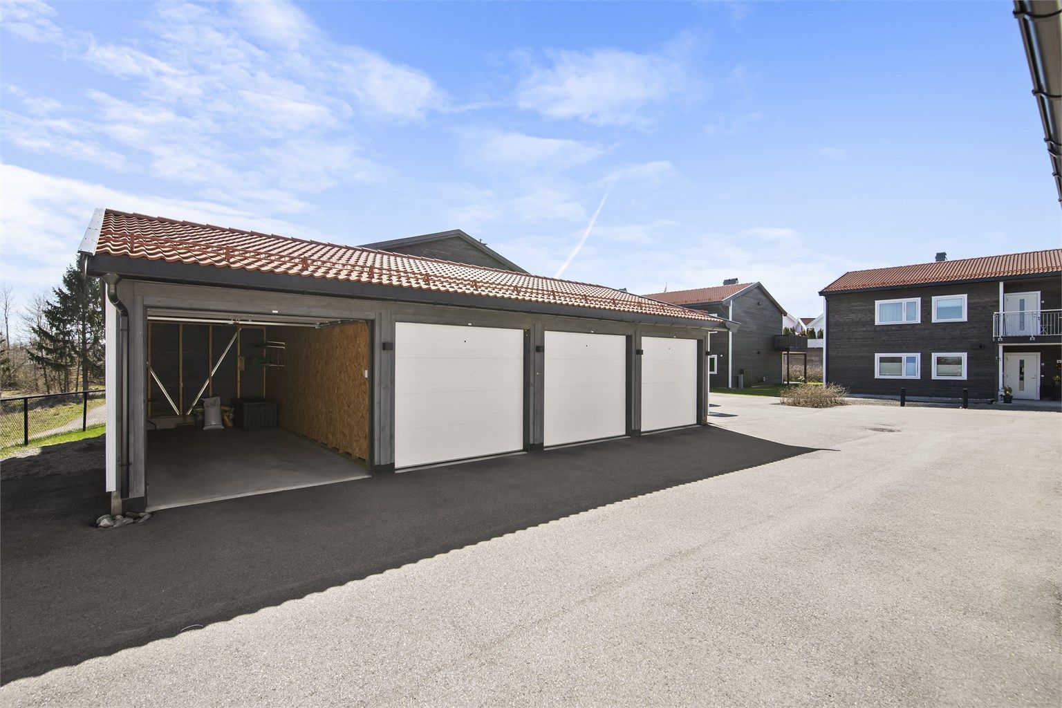 Det medfølger en garasjeplass i felles garasjerekke.