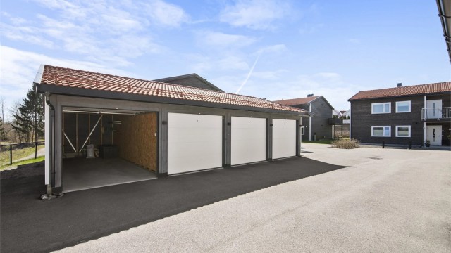 Det medfølger en garasjeplass i felles garasjerekke.