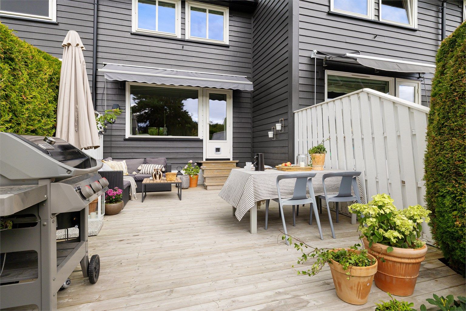 Elektrisk markise er montert og gjør uteplassen deilig sval på de varmeste sommerdagene