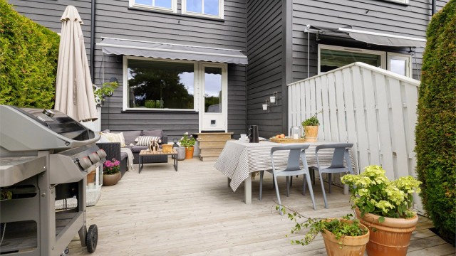 Elektrisk markise er montert og gjør uteplassen deilig sval på de varmeste sommerdagene