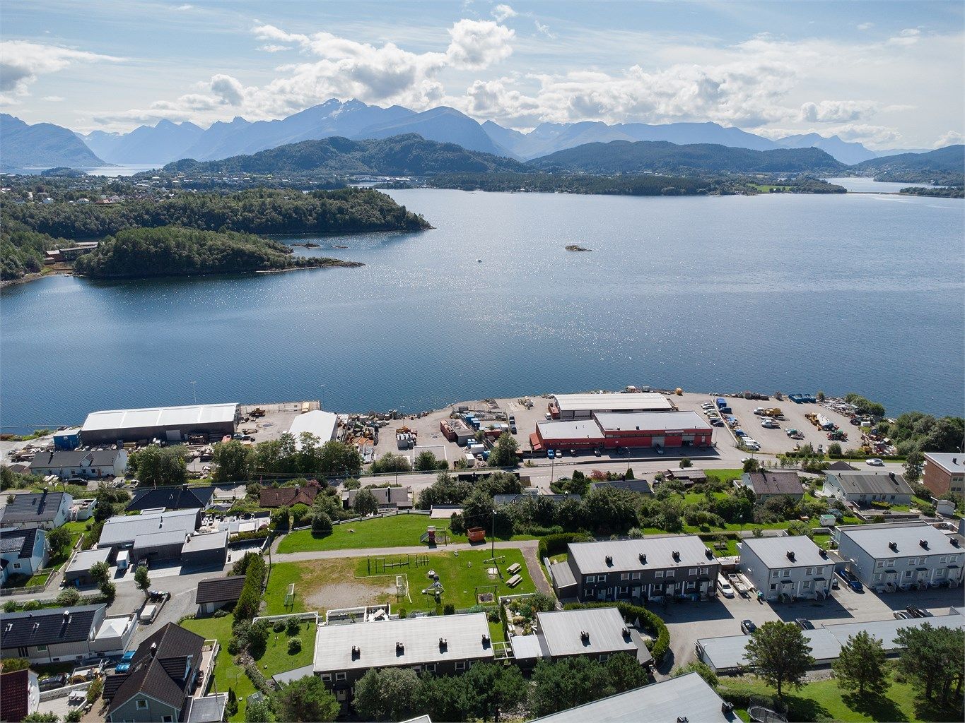 Nærområdet byr på fjordlandskap og lett tilgang til sjøen og badeplasser.