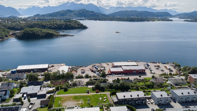 Nærområdet byr på fjordlandskap og lett tilgang til sjøen og badeplasser.