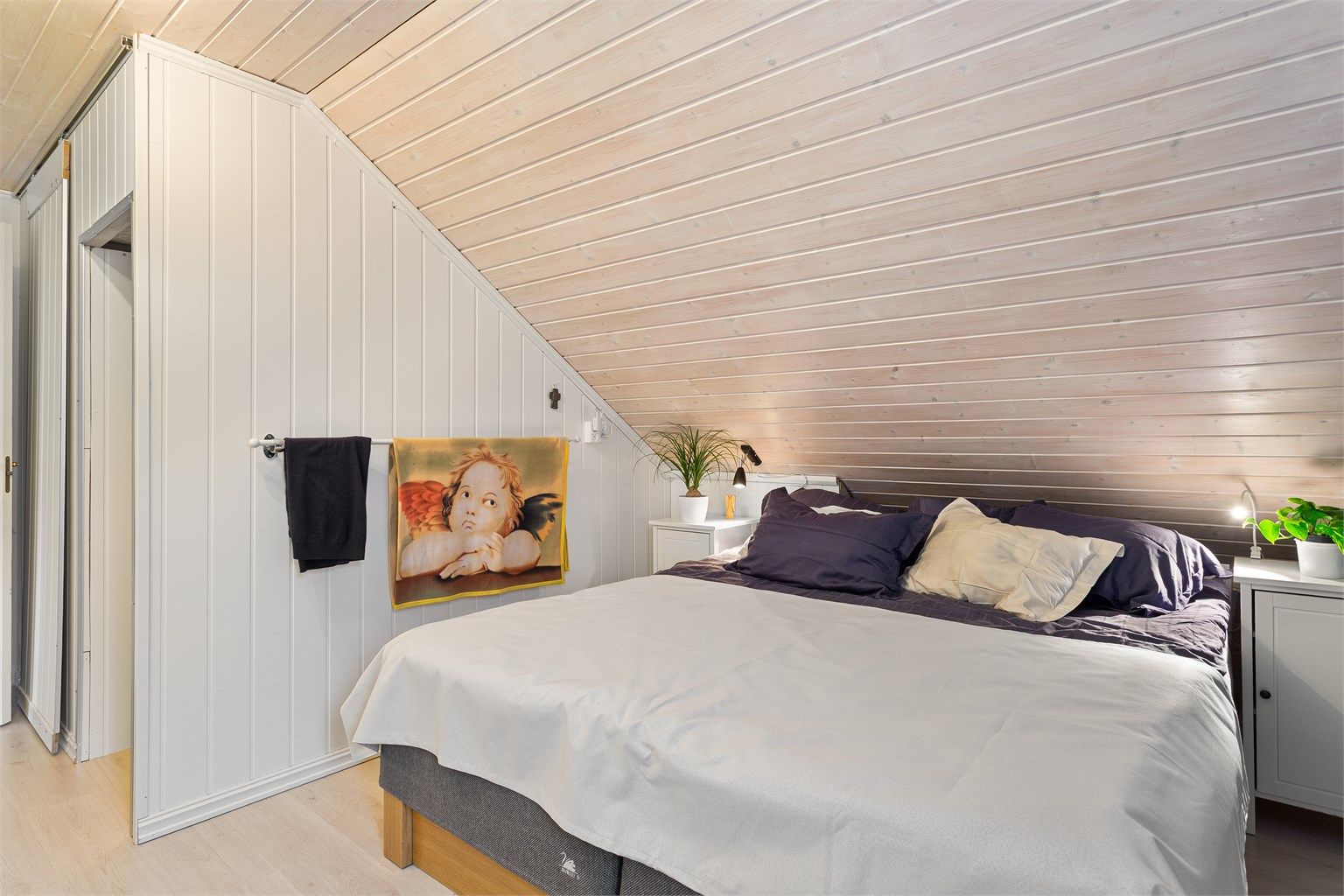 Soverom 1.  med adkomst til garderoberom