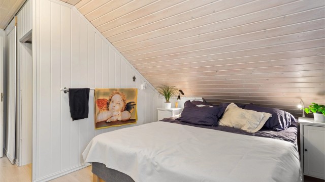 Soverom 1. med adkomst til garderoberom