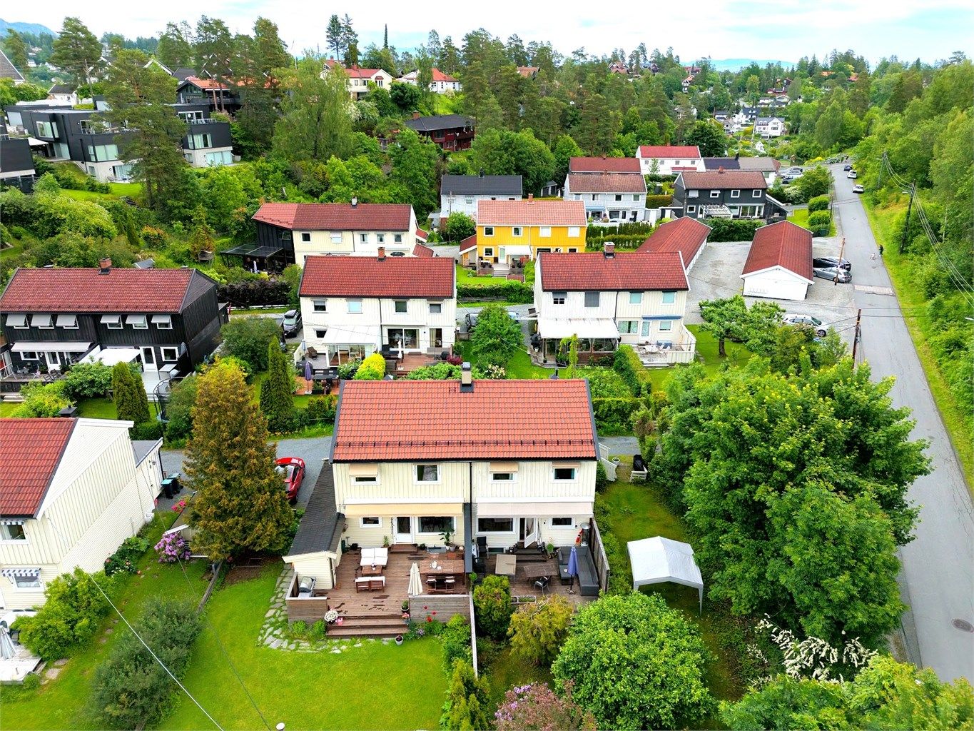 Solrikt og meget barnevennlig beliggende i et rolig og attraktivt boligområde på Nesbru/ Mellom-Nes i Asker. Boligen har en flott beliggenhet, stille og usjenert i blindvei. Hyggelige omgivelser med nærhet til sjøen. Foto: selger