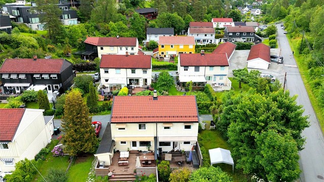 Solrikt og meget barnevennlig beliggende i et rolig og attraktivt boligområde på Nesbru/ Mellom-Nes i Asker. Boligen har en flott beliggenhet, stille og usjenert i blindvei. Hyggelige omgivelser med nærhet til sjøen. Foto: selger