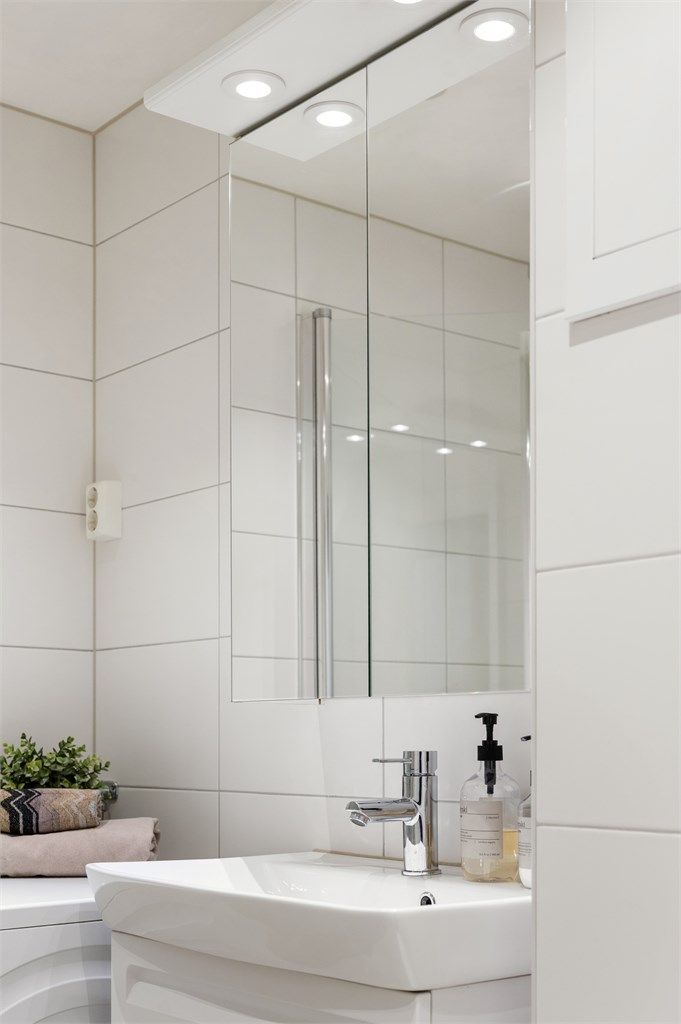 Speilskapet gir ekstra oppbevaringsplass. Videre er det opplegg for vaskemaskin, downlights i tak og varme i gulv.