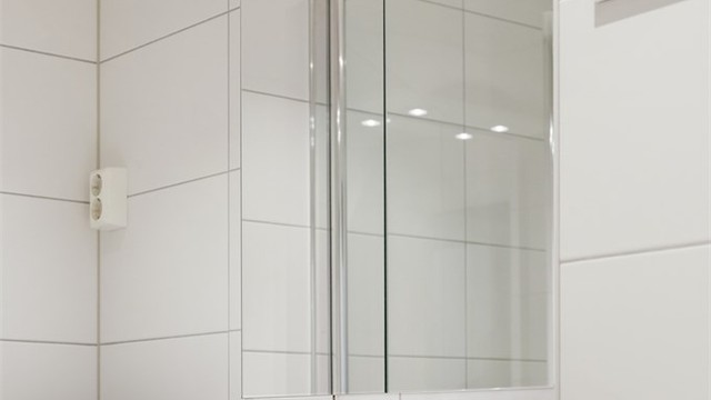 Speilskapet gir ekstra oppbevaringsplass. Videre er det opplegg for vaskemaskin, downlights i tak og varme i gulv.