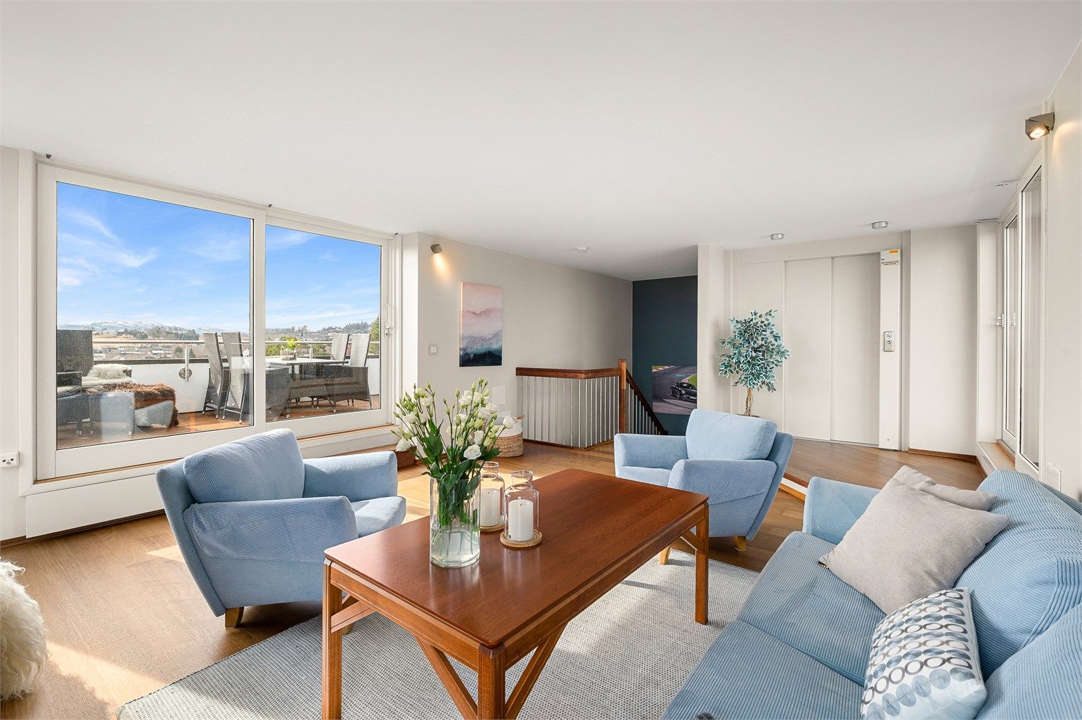 Den romslige loftstuen byr på god møbleringsfrihet, behagelig lysinnslipp og en fin kontakt med utearealet utenfor.