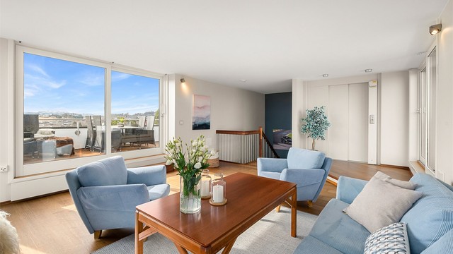 Den romslige loftstuen byr på god møbleringsfrihet, behagelig lysinnslipp og en fin kontakt med utearealet utenfor.