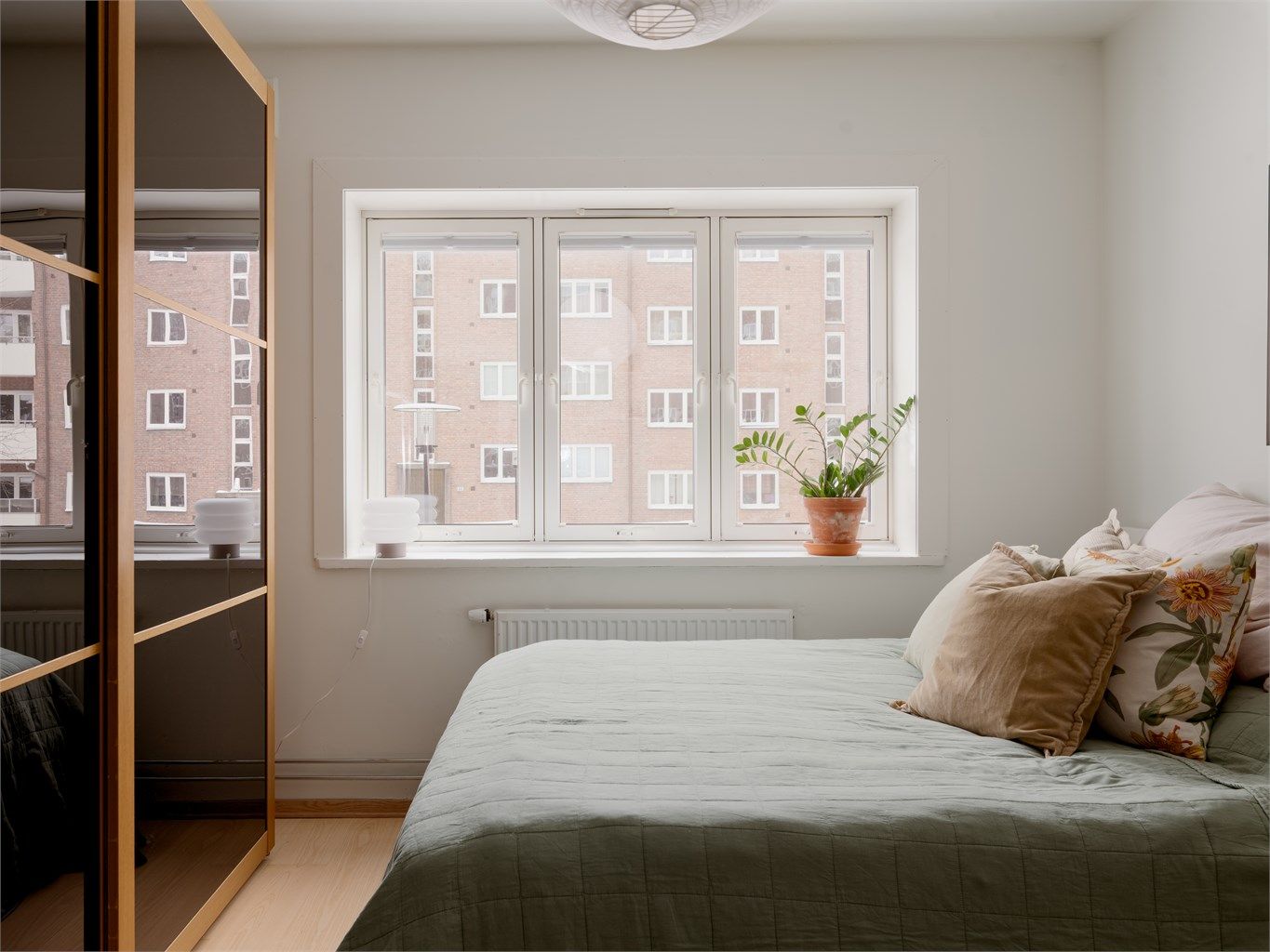 Rommet vender ut mot borettslagets fine bakgård, skjermet for byens lyder.