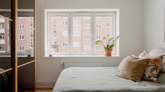 Rommet vender ut mot borettslagets fine bakgård, skjermet for byens lyder.