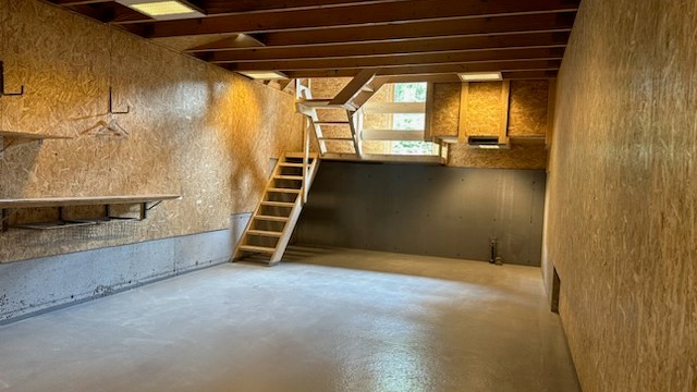 I bakkant av naustet med trapp til loftsetasjen