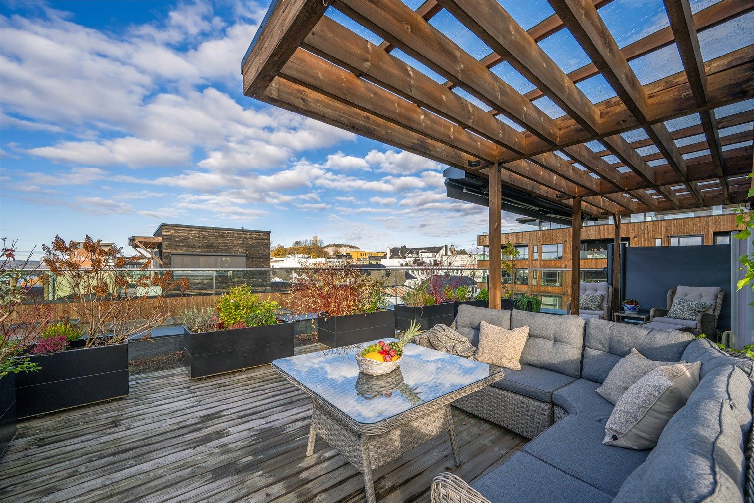Her er det en nydelig pergola som legger til rette for din egen lille oase på byens tak.