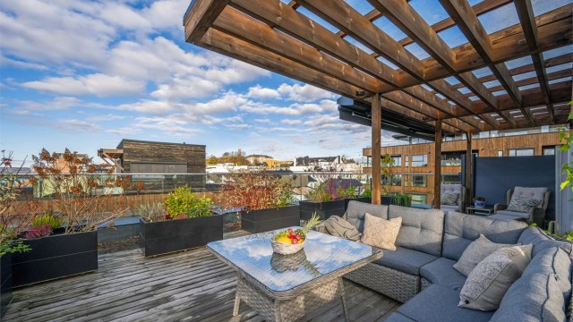Her er det en nydelig pergola som legger til rette for din egen lille oase på byens tak.