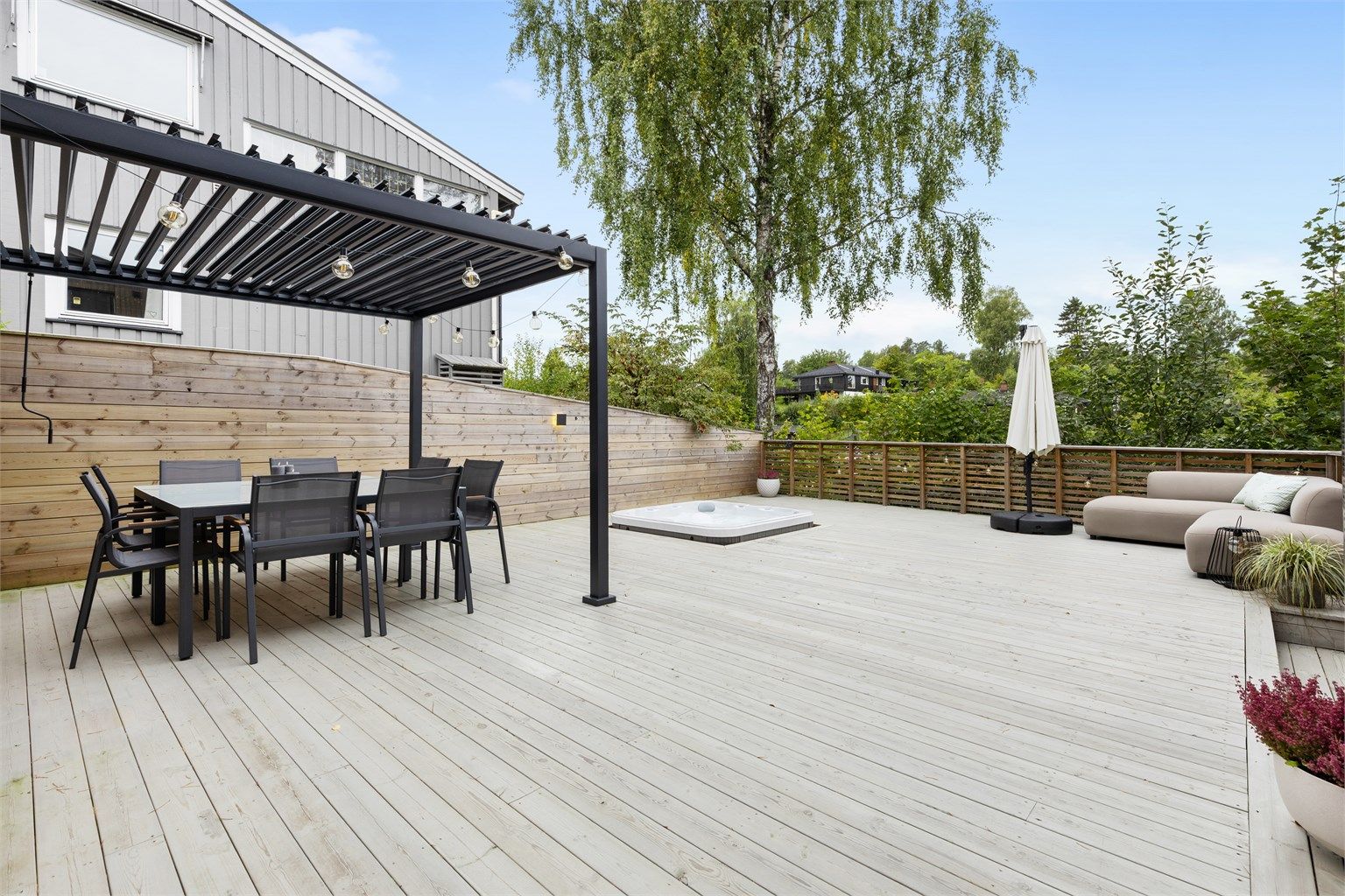 Den nedre terrassen er på 66 kvm, og med pergola, jacuzzi og god plass til annet utemøblement ligger alt til rette for et hyggelig samlingspunkt.