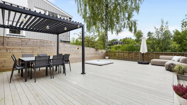 Den nedre terrassen er på 66 kvm, og med pergola, jacuzzi og god plass til annet utemøblement ligger alt til rette for et hyggelig samlingspunkt.
