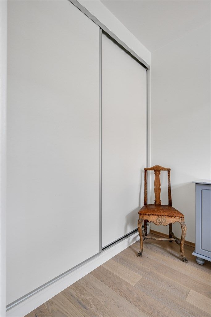 Praktisk skyvedørsgarderobe for god oppbevaring. 