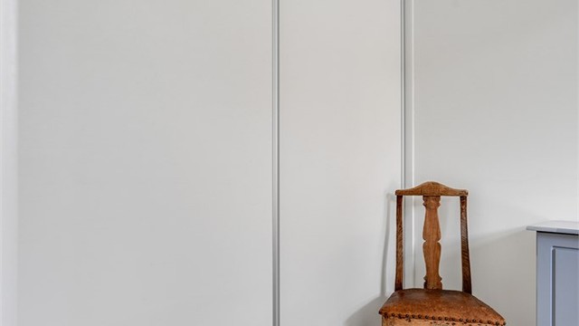 Praktisk skyvedørsgarderobe for god oppbevaring.