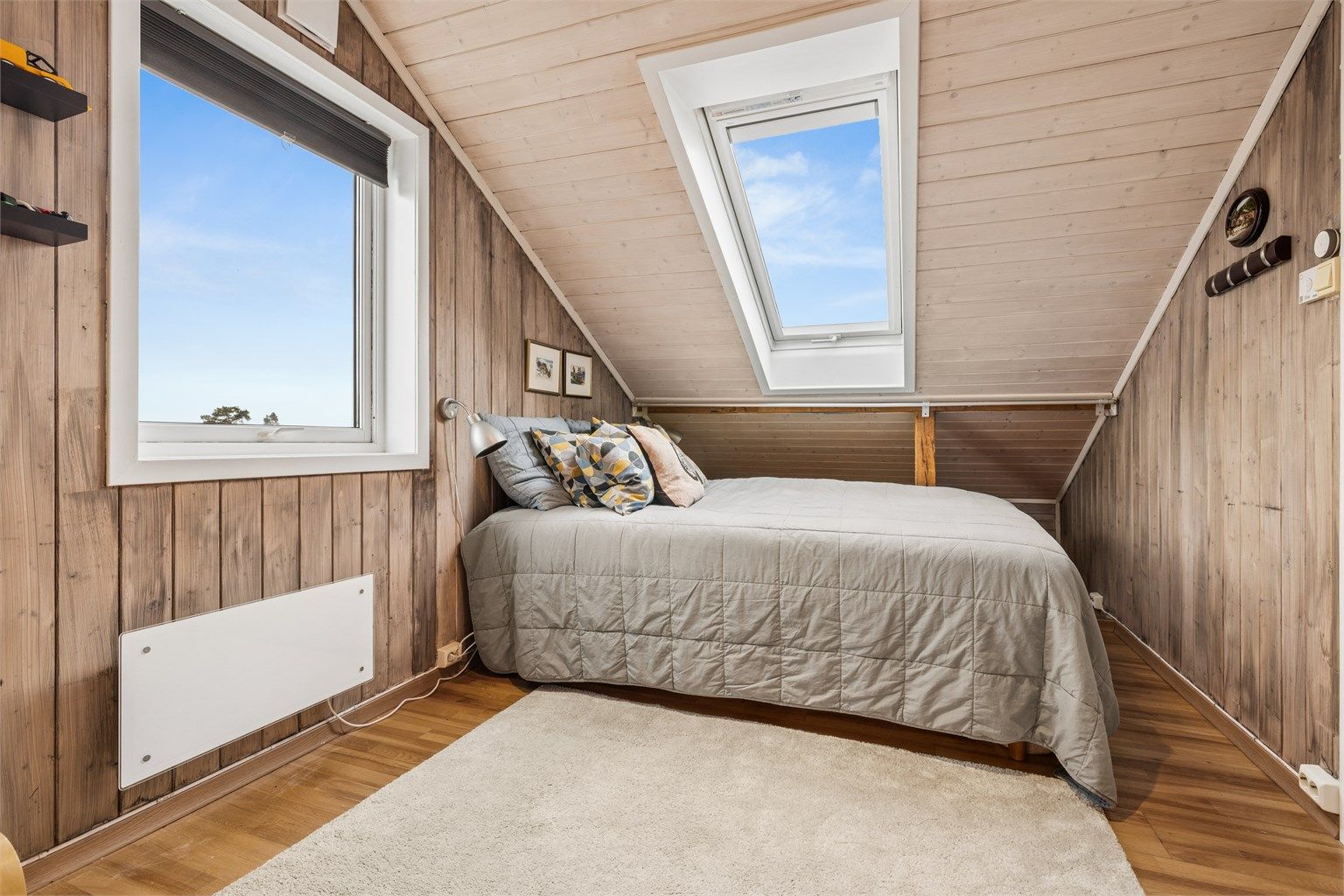 Loftssoverom med sjarmerende skråtak og takvindu fra Velux (2006).