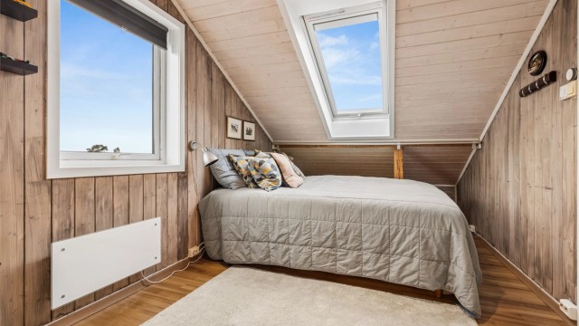 Loftssoverom med sjarmerende skråtak og takvindu fra Velux (2006).