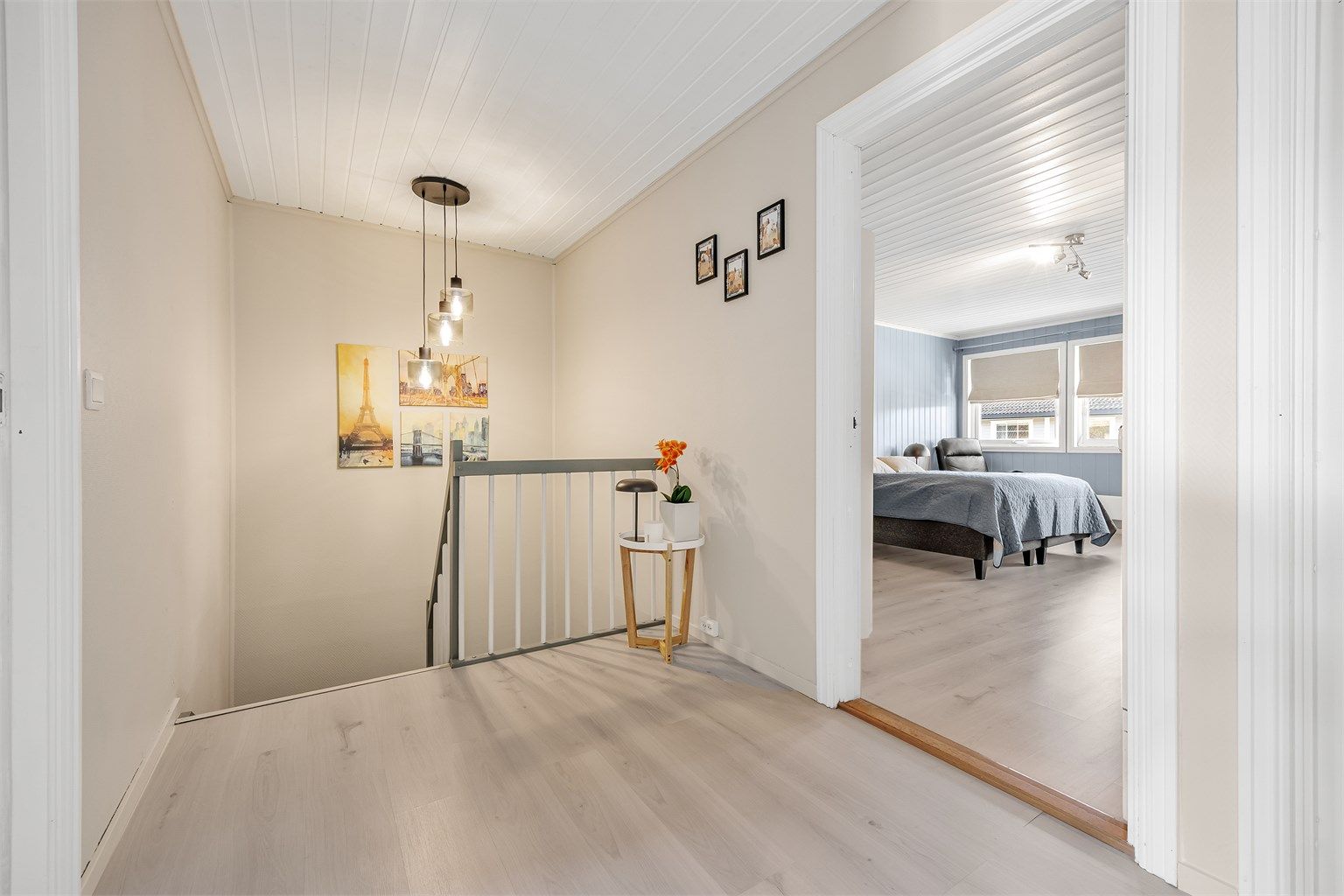 Trappegangen i andre etasje leder inn til soverommene og hovedbadet.