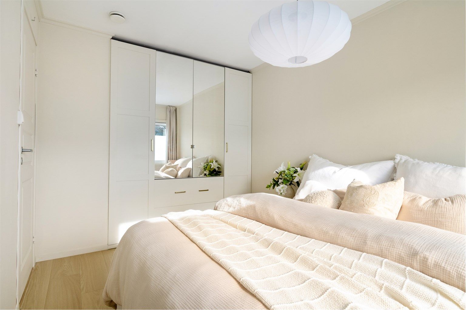 Håndtak og frontene på garderobeskapet står i stil med kjøkkenet.