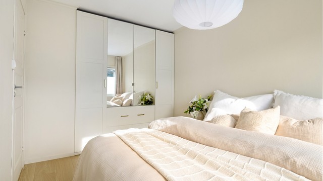 Håndtak og frontene på garderobeskapet står i stil med kjøkkenet.