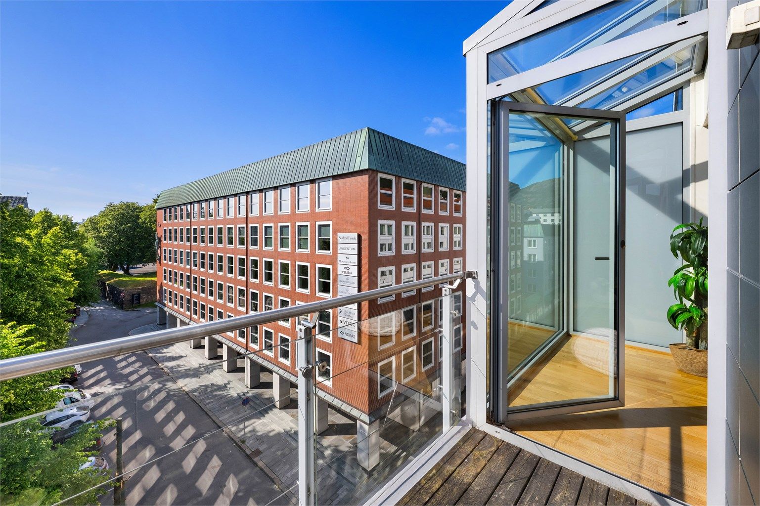 Utsikt mot Bergenhus festning og tidligere Bergenske dampskipsselskap sitt bygg.