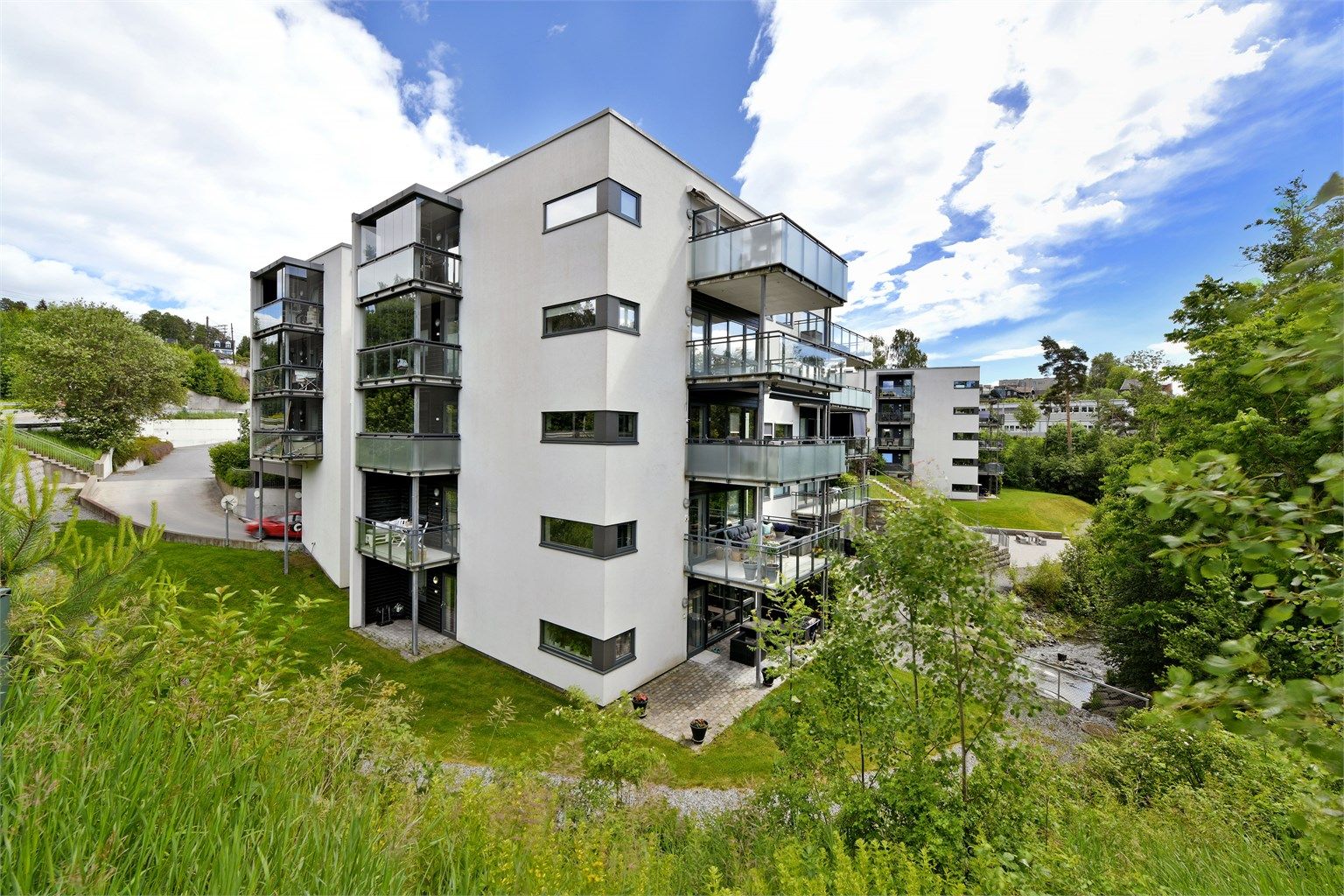 Vannbåren gulvvarme og balansert ventilasjon. To fine uteplasser og vaktmestertjeneste som foretar gressklipping, snømåking mm. 