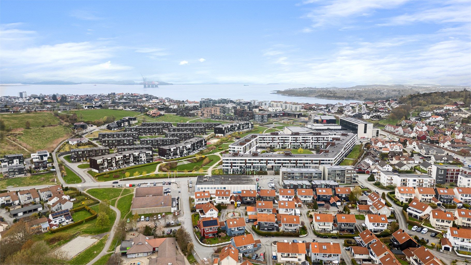 Boligen ligger i et etablert nabolag. Barnevennlig og fint. 
