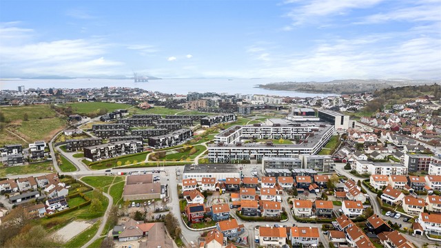 Boligen ligger i et etablert nabolag. Barnevennlig og fint.