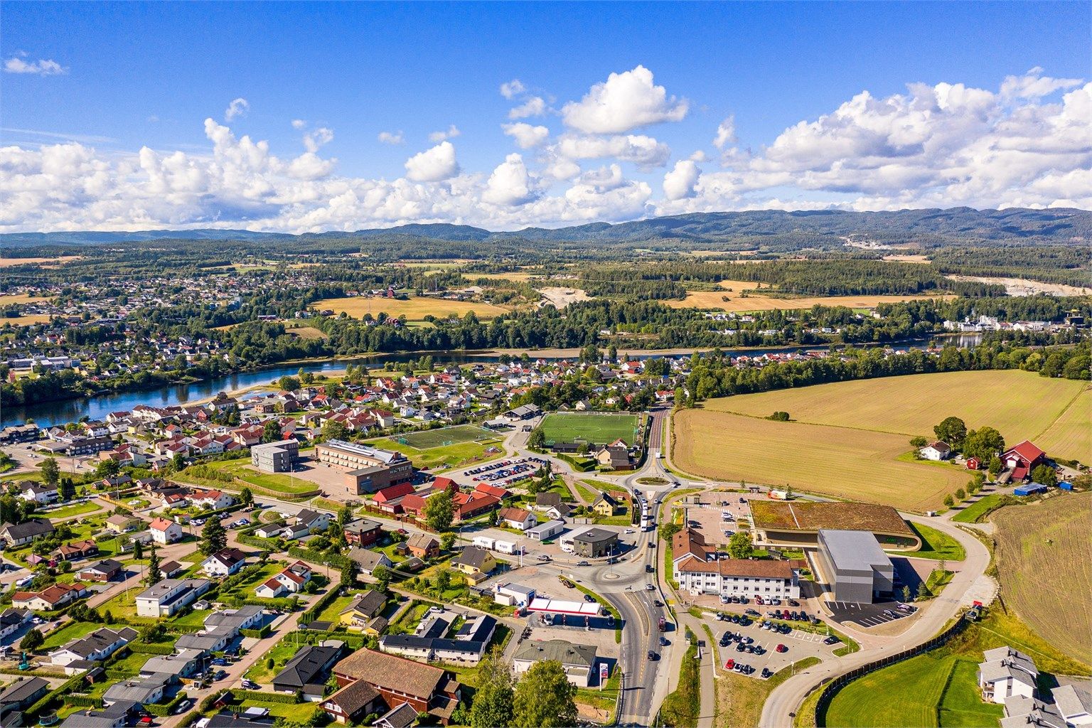 Stor matbutikk på Lerberg på vei opp til boligfeltet. Rett ved Kiwi ligger også, ny Padel hall og idrettsplass. Kort vei til Hokksund sentrum og flotter turområder langs elva. 