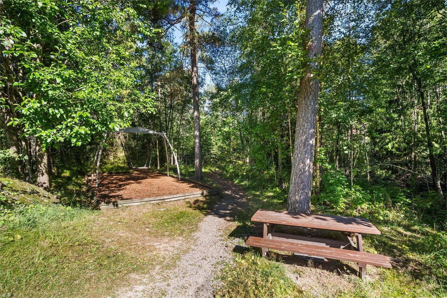 Rett utenfor døren finner du trivelige uteområder med plass til både lek og opphold - eller følg stien inn i skogen og sett hverdagen litt på pause!