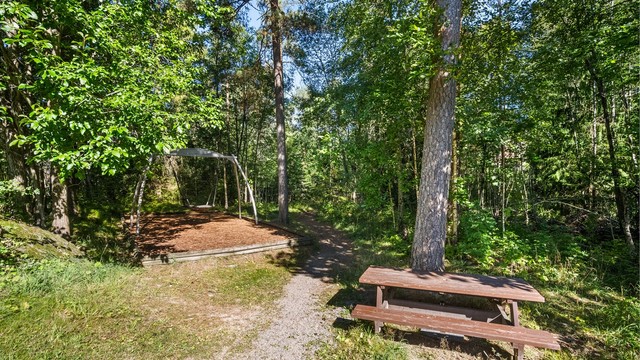 Rett utenfor døren finner du trivelige uteområder med plass til både lek og opphold - eller følg stien inn i skogen og sett hverdagen litt på pause!