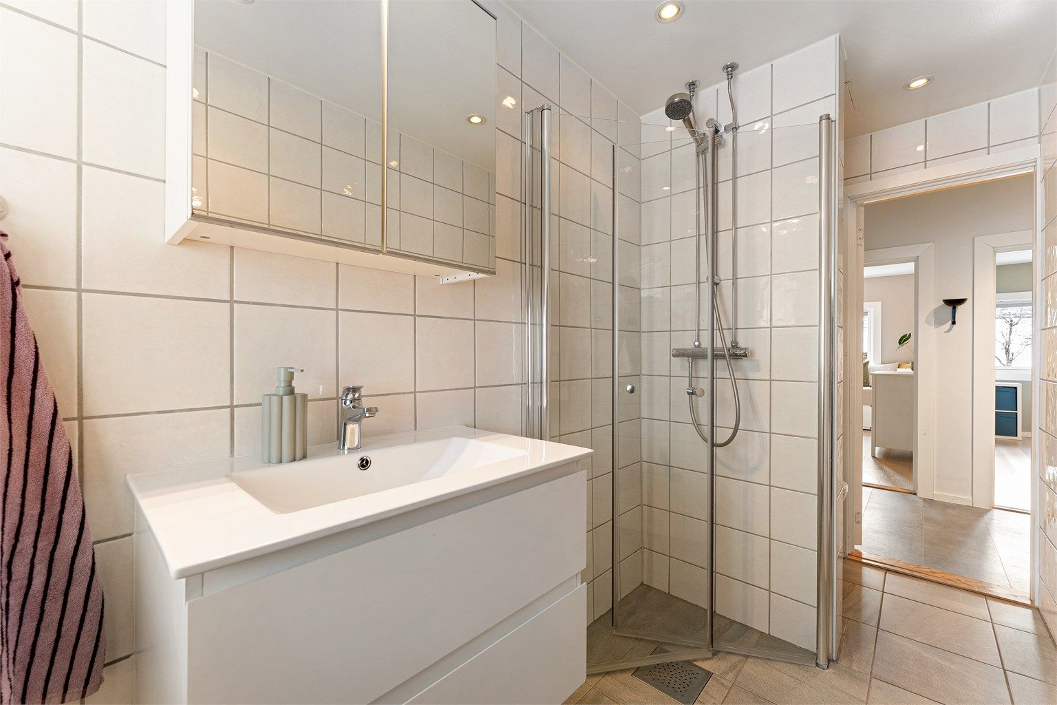 Badet fra 2014 med god romløsning. Her får du både vaskerom, bad og toalettrom i ett