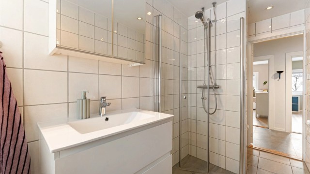 Badet fra 2014 med god romløsning. Her får du både vaskerom, bad og toalettrom i ett