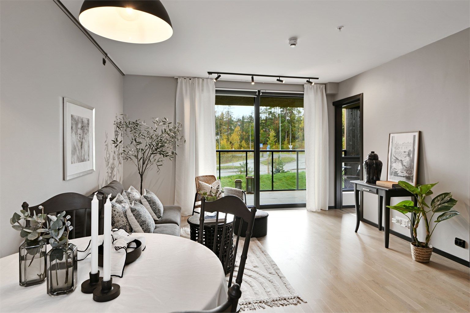 Stue- med plass til spisebord og sofaløsning - utgang til solrik uteplass via skyvedør