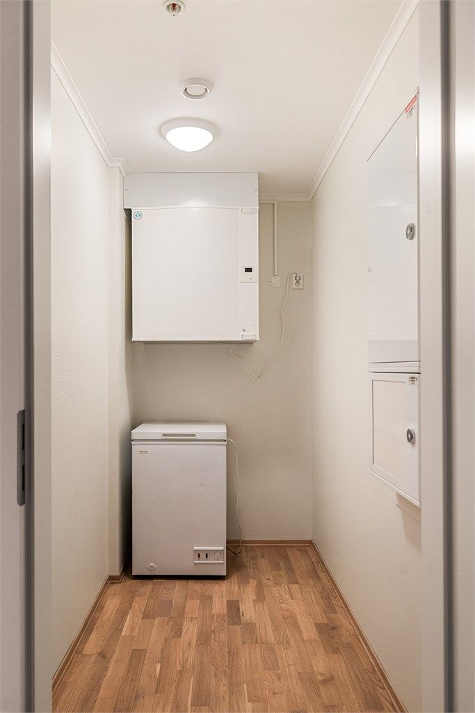 Bod/teknisk rom med fin lagringsplass. Det medfølger i tillegg bod i kjelleren