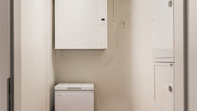 Bod/teknisk rom med fin lagringsplass. Det medfølger i tillegg bod i kjelleren