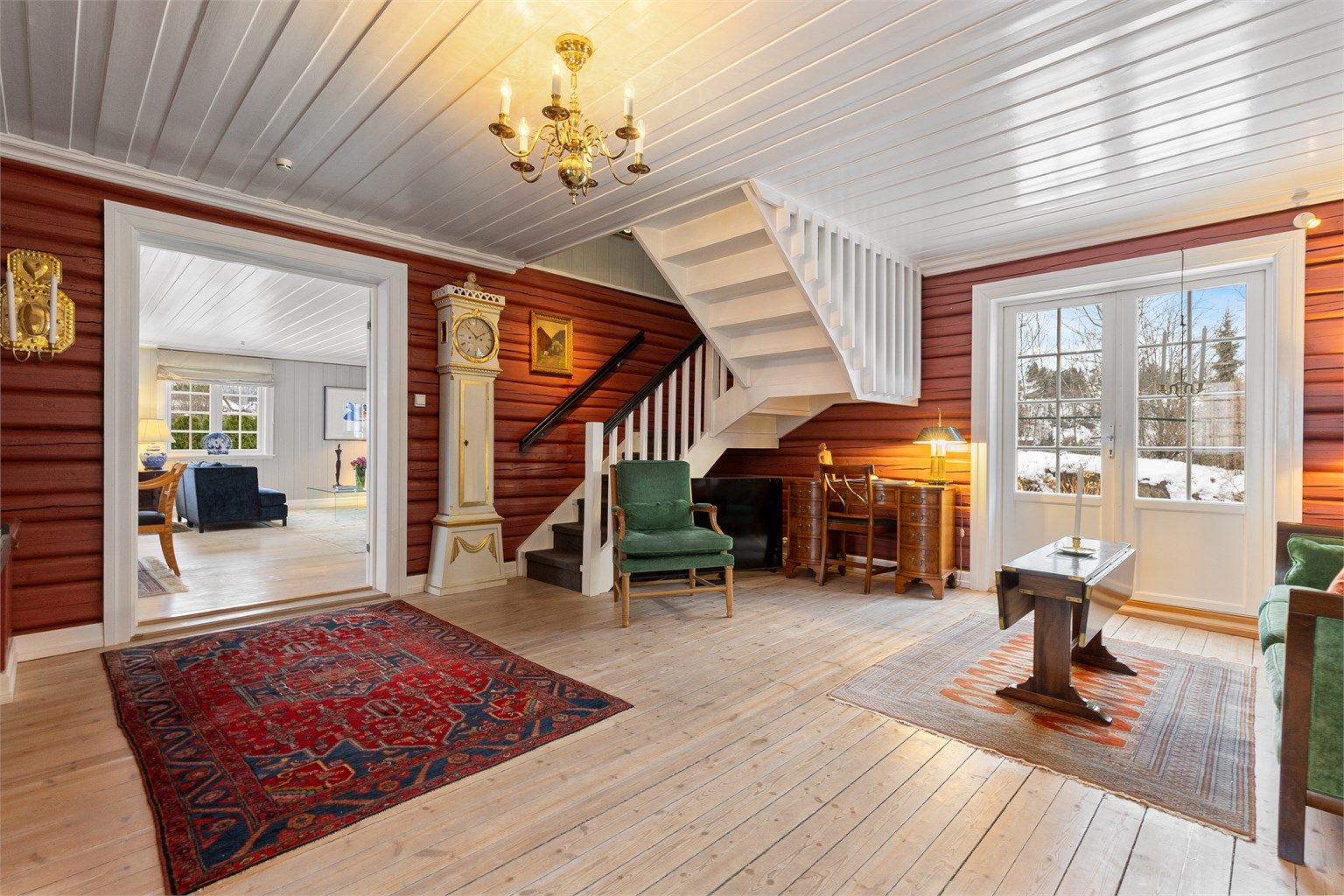 Fra forstuen har du adkomst til en av terrassene med videre adkomst til annekset