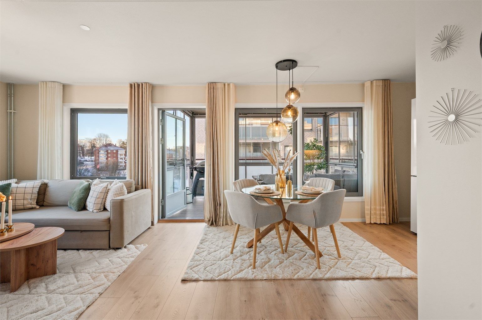 Fra stuen er det direkte utgang til den trivelige, innglassede balkongen.