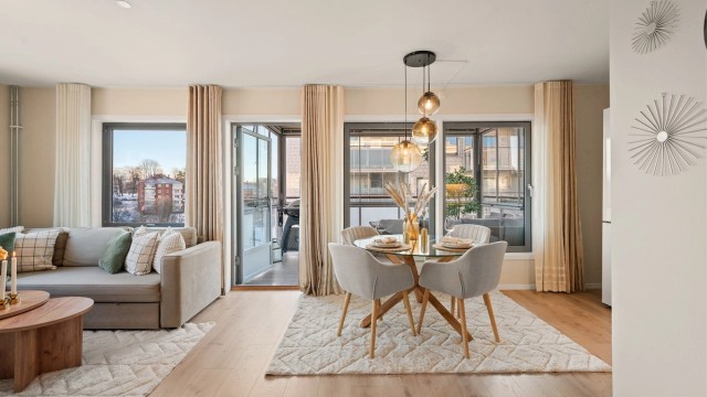 Fra stuen er det direkte utgang til den trivelige, innglassede balkongen.