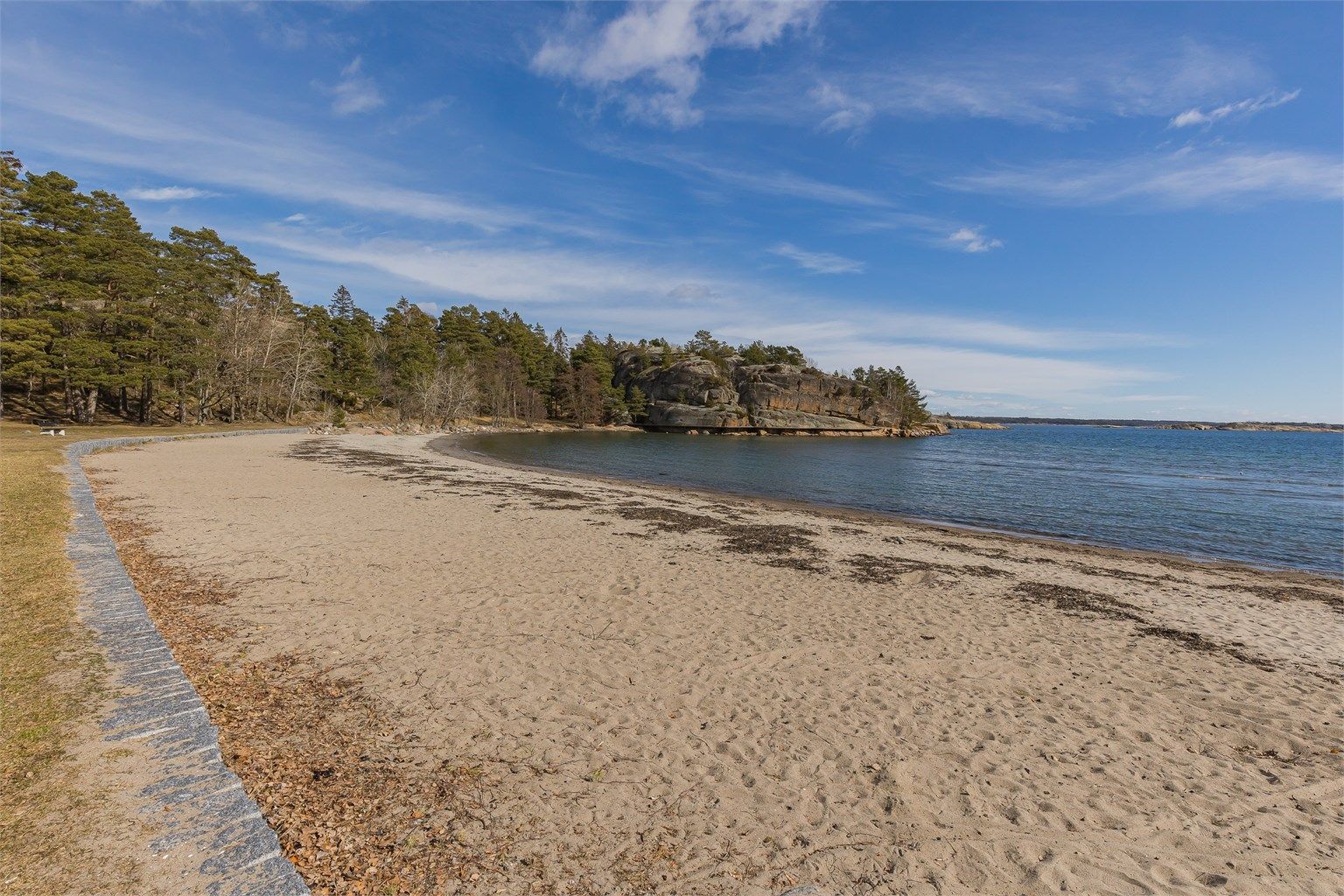 Flotte bademuligheter på Skjellvika badestrand som er rikt befolket på de varme sommertider med flotte turområder samt flere fiskeplasser