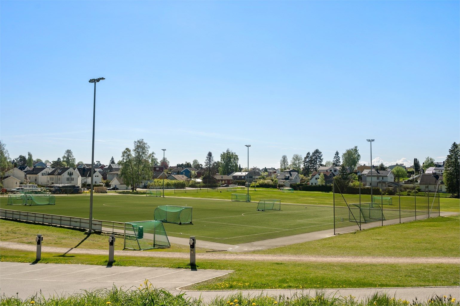 Kjelsåsmyra fotballbane er også innen kort avstand for de sportsinteresserte.
