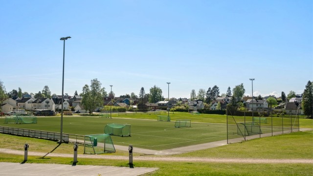 Kjelsåsmyra fotballbane er også innen kort avstand for de sportsinteresserte.