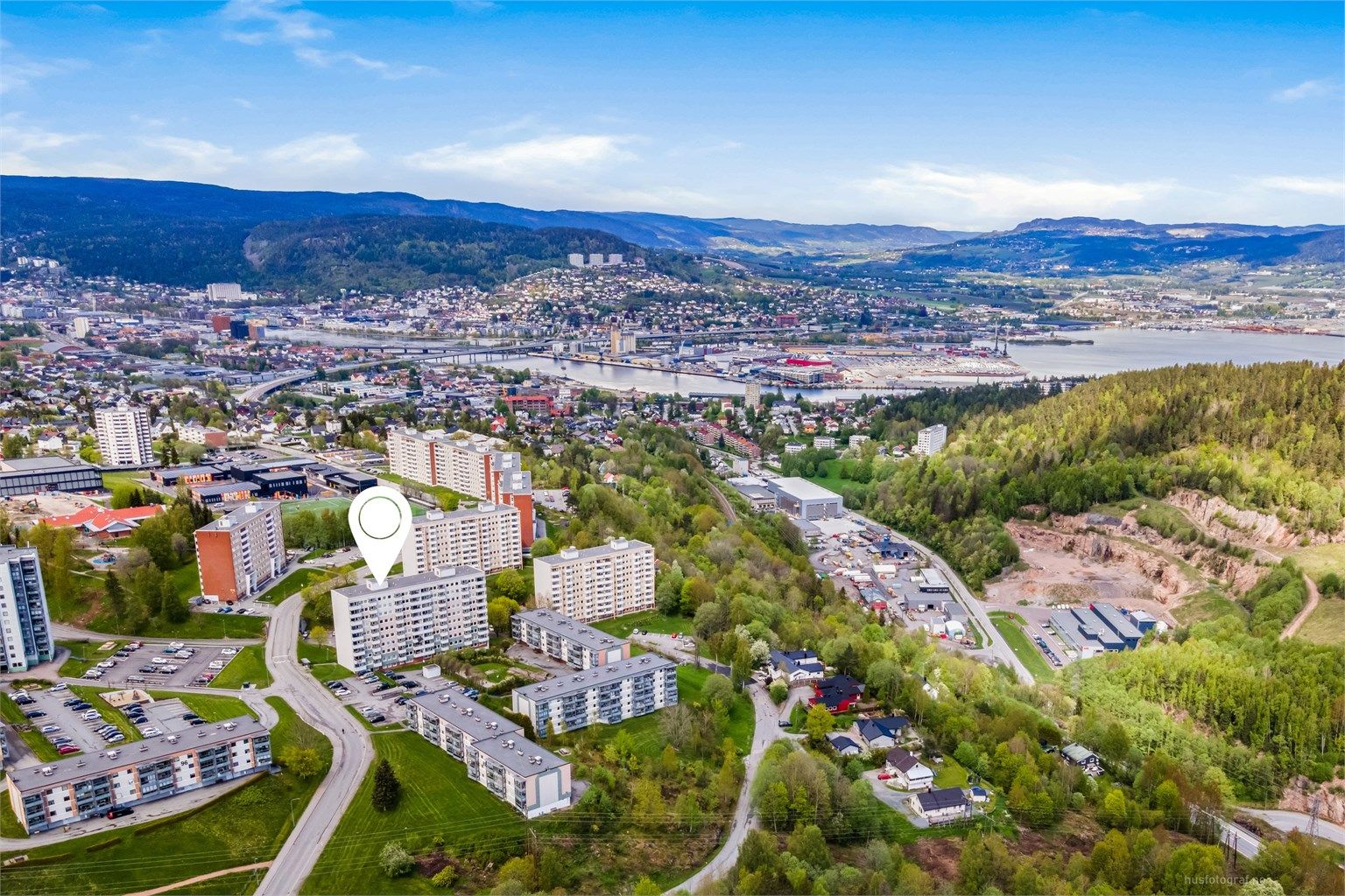 Beliggende i et område med etablert blokkbebyggelse - denne leiligheten er i en høyblokk